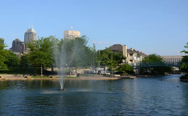 Fountain in Indianapolis' Canal Walk — Stock Photo, Image