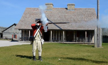 fort michilimackinac, yeniden enactor yangın tüfek