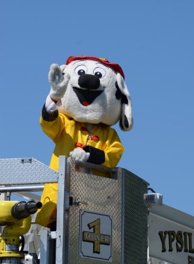 ypsilanti, mi, yangın ve kurtarma maskot 4th Temmuz geçit