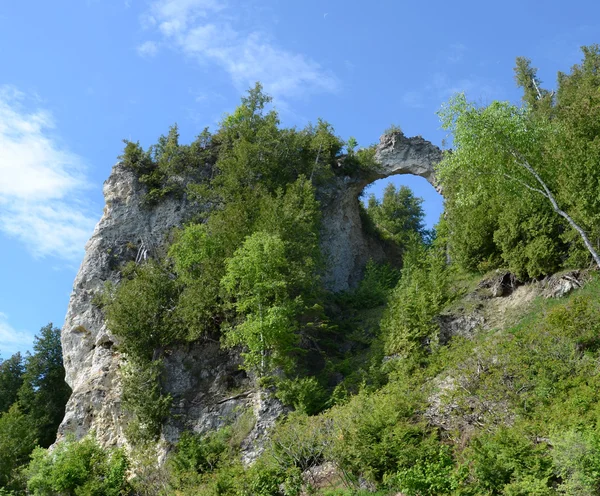 Arch Rock, wide view from road, Mackinac Island — Stock Photo, Image
