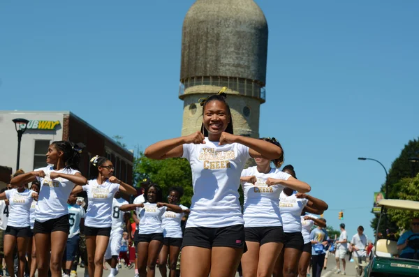 Ypsilanti High School jubeln Teammitgliedern beim ypsilanti, mi 4t — Stockfoto