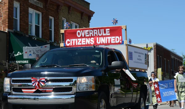 Overrule Citizens United marchers at the Ypsilanti, MI 4th of Ju — Stock Photo, Image