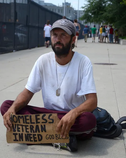 Homeless veteran pauses as he begs for money — Stock Photo, Image