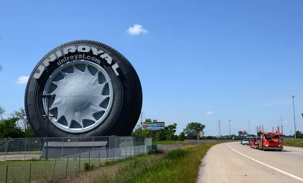 Uniroyal Giant Tire near Detroit, MI — Stock Photo, Image