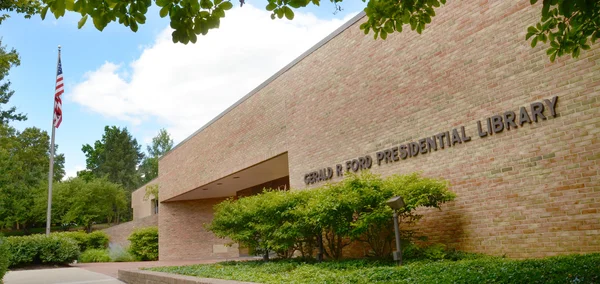 Gerald Ford Biblioteca Presidencial vista da bandeira — Fotografia de Stock