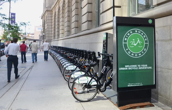 Bicicleta Compartir Toronto vista a la calle con signo —  Fotos de Stock