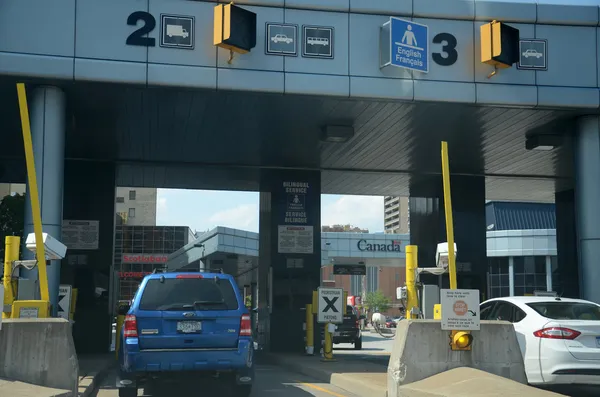 Cars wait to cross the border in Windsor, Canada — Stock Photo, Image