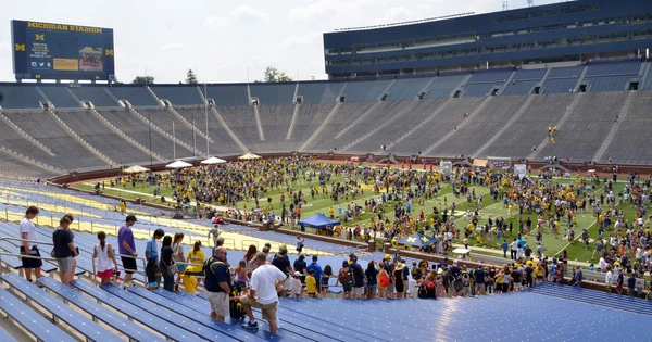 UM football crowd wait to enter field — Stock Photo, Image