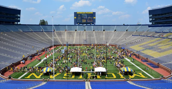 Michigan Football Youth Day crowd — Stock Photo, Image