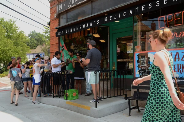 Clientes esperam para entrar no Zingerman 's — Fotografia de Stock