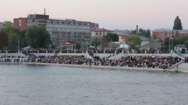 kalabalığın iskele üzerinde