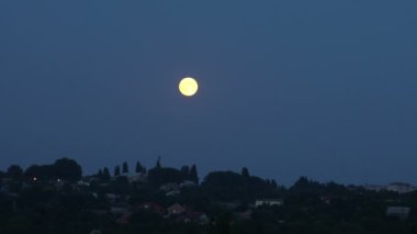 Gece gökyüzündeki ay