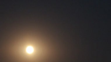 Gece gökyüzündeki ay