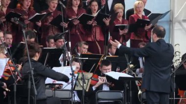 koro orkestra şarkı