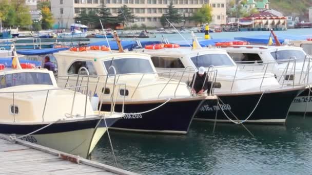 Yachts on the quay ktera — Stockvideo