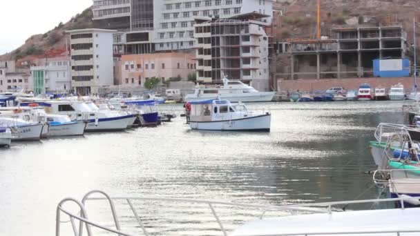 Yachts on the quay ktera — Stock Video