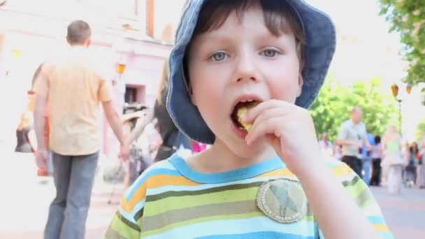 Niño comiendo patatas fritas — Vídeos de Stock