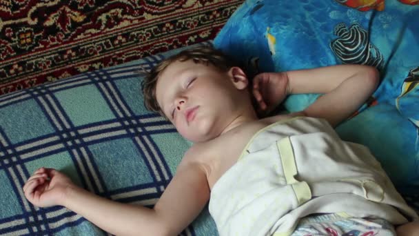Fiú alszik — Stock videók