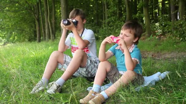 Çocuklar fotoğraf makinesi — Stok video