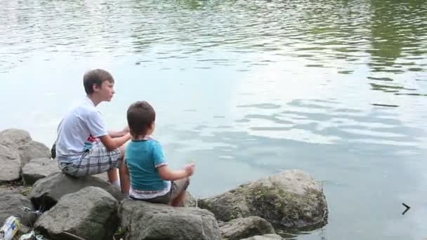Çocuklar, nehir — Stok video