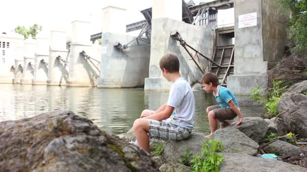 Boys on the causeway — Stock Video