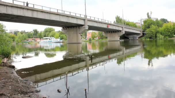 Brug over de rivier — Stockvideo