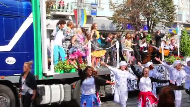 Carnaval in de stad — Stockvideo