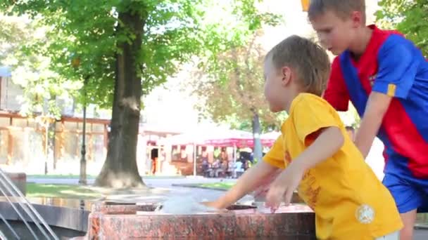 Juego de niños en la fuente — Vídeos de Stock