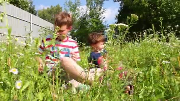 Niños jugando — Vídeo de stock