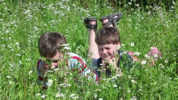 Niños jugando — Vídeo de stock