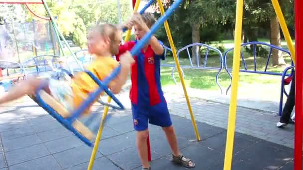 Kids play in park — Stock Video