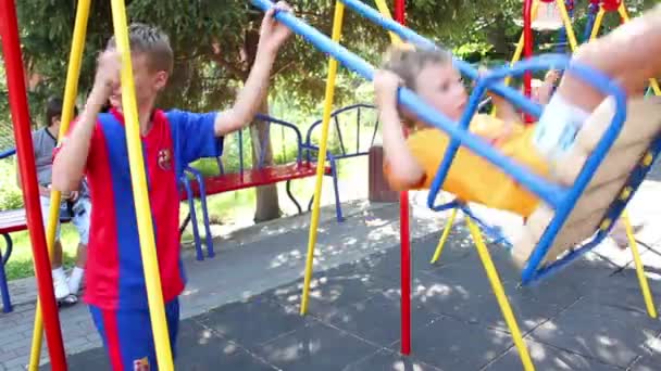 公園で子供が遊ぶ — ストック動画