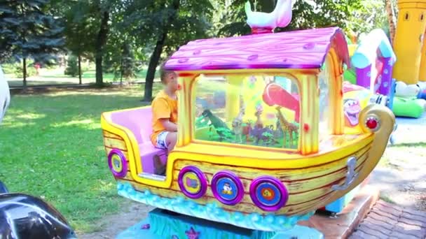 Les enfants jouent dans le parc — Video