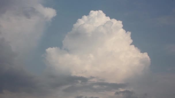 Nubes en el cielo gris-azul — Vídeo de stock