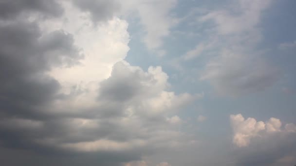 Nubes en el cielo gris-azul — Vídeo de stock