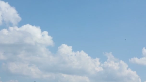 Wolken in de blauwe lucht — Stockvideo