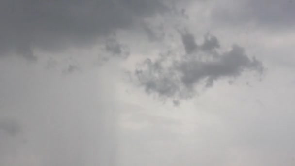 Nuages sur le ciel gris-bleu 