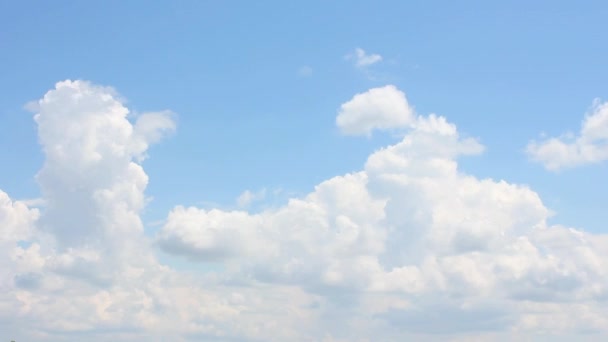 Nubes en el cielo azul — Vídeo de stock