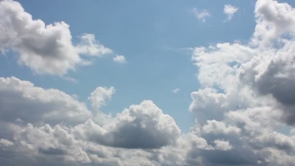 Nubes en el cielo gris-azul — Vídeos de Stock