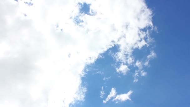 Σύννεφα στον γαλάζιο ουρανό — Αρχείο Βίντεο