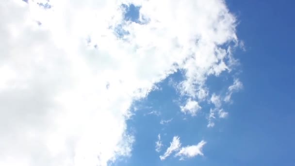 nuages dans le ciel bleu