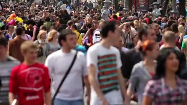 Multidão. festival o movimento de pessoas — Vídeo de Stock