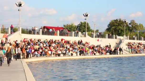 Crowd on the quay — Stock Video