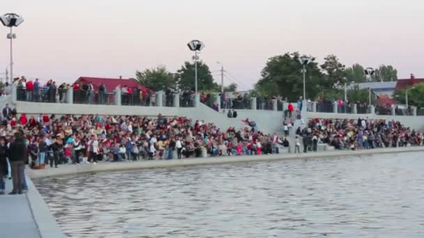 Multitud en el muelle — Vídeo de stock