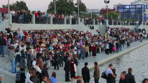 Multitud en el muelle — Vídeos de Stock