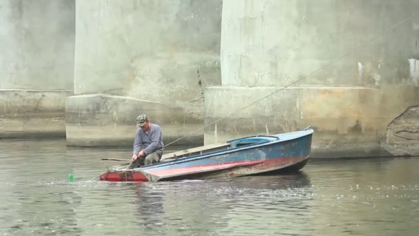 Pescador en la playa — Vídeos de Stock