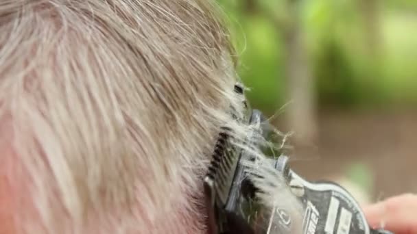 Corte de cabelo homem idoso — Vídeo de Stock