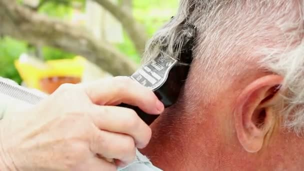 Coupe de cheveux homme âgé — Video