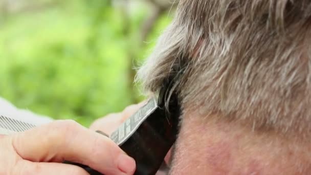 Haarschnitt älterer Mann — Stockvideo