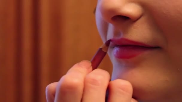 Wizażystka stawia makijaż makijaż stawia na jej usta usta — Wideo stockowe